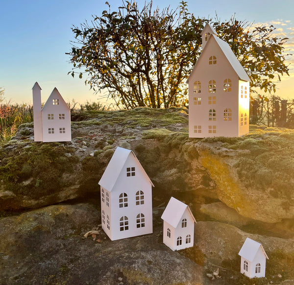 LB H&F 5er Set Häuser WEISS Gartendeko Lichthäuser AUFSTELLER Haus Dekoration Dekofigur Herbst Winter Metall Rost Lichthaus (Kopie)