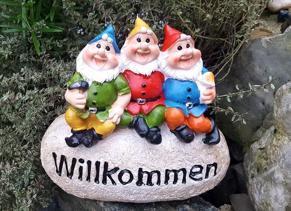 LB H&F Gartenzwerge Dekofigur lustige Zwerge WILLKOMMEN Gartendeko Figur mit Stein - wetterfest - frostsicher Gartenzwergeset Außenbereich
