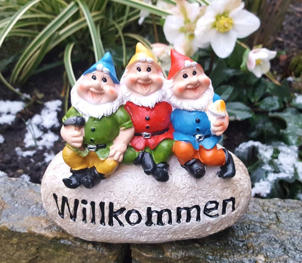 LB H&F Gartenzwerge Dekofigur lustige Zwerge WILLKOMMEN Gartendeko Figur mit Stein - wetterfest - frostsicher Gartenzwergeset Außenbereich