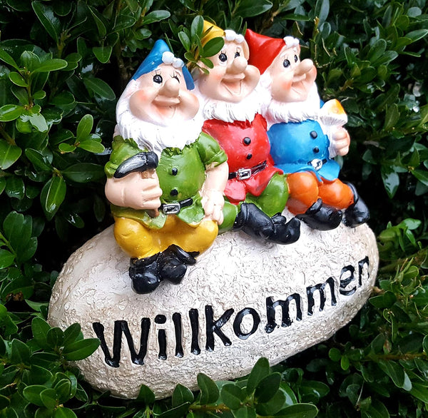 LB H&F Gartenzwerge Dekofigur lustige Zwerge WILLKOMMEN Gartendeko Figur mit Stein - wetterfest - frostsicher Gartenzwergeset Außenbereich