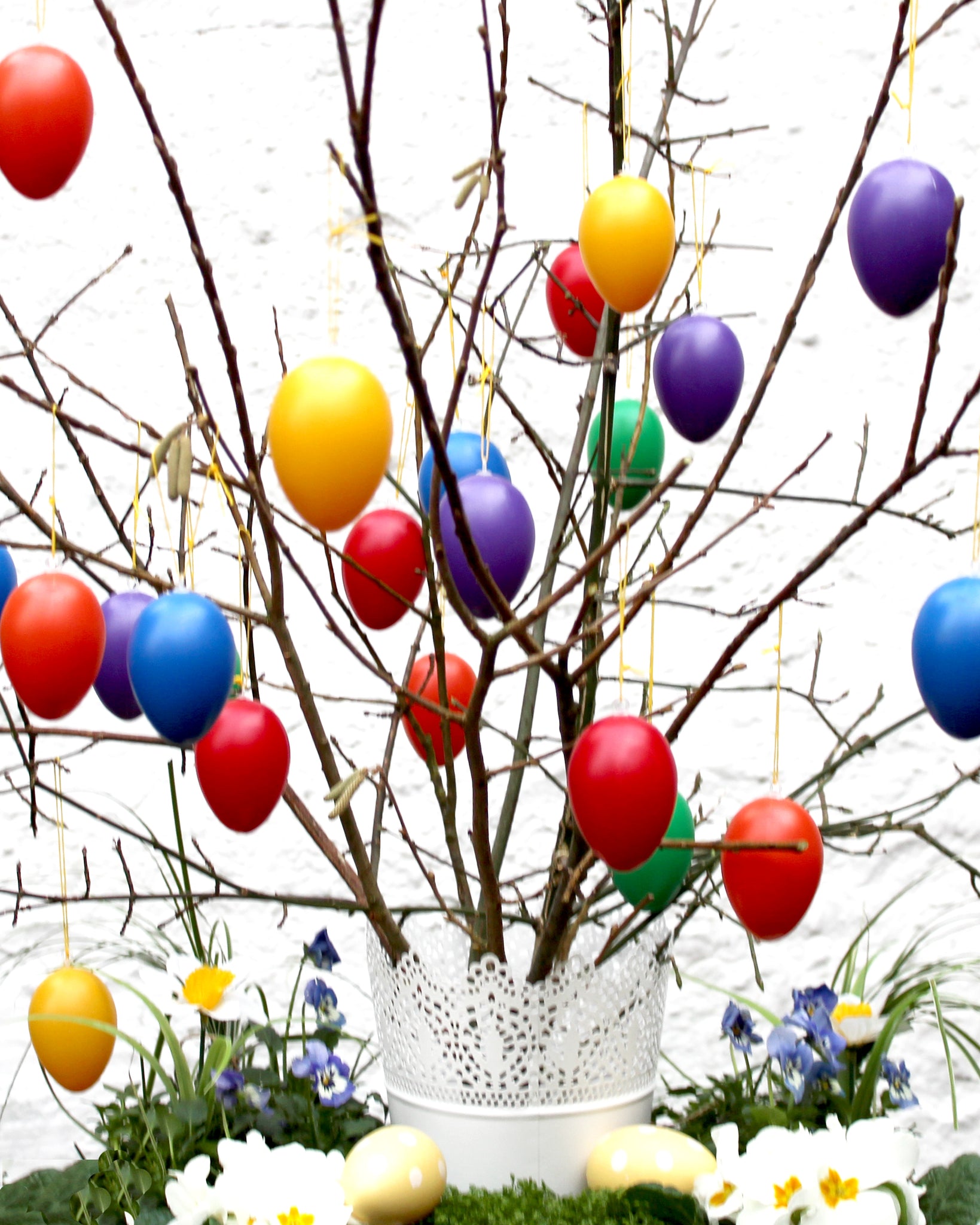 LB H&F 24 Stück Deko Ostereier 6 cm Eier zum Hängen für draußen oder drinnen Wetterfest Kunststoff Osterhänger Ostern Set WU