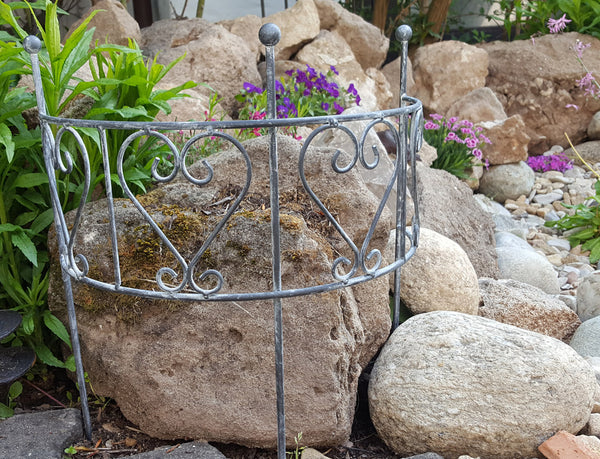 LB H&F Staudenhalter Blumenstütze Rankhilfe Bogen Zaunelement Metall GRAU Antik Design Massiv - 40x30 cm Gross