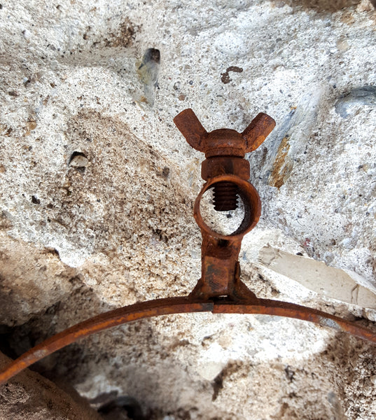 LB H&F 2 Stück Staudenhalter Rankhilfe Metall Rost Antik Design Massiv mit Flügelschraube flexibel verstellbar