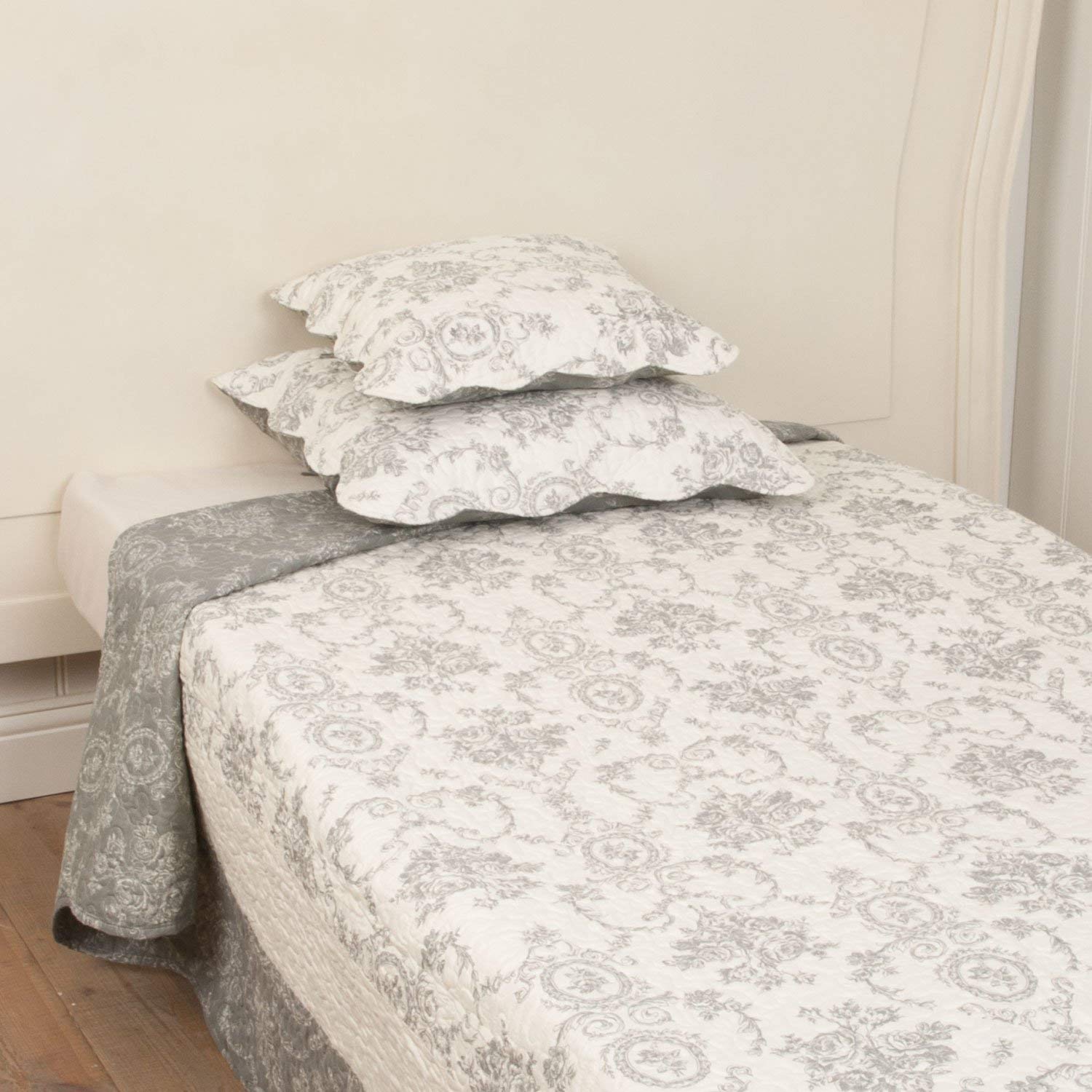 LB H&F Tagesdecke weiß grau Bettüberwurf Landhaus Floral Shabby Blumenmuster Rosen 220 x 140 Quilt Patchwork XXL